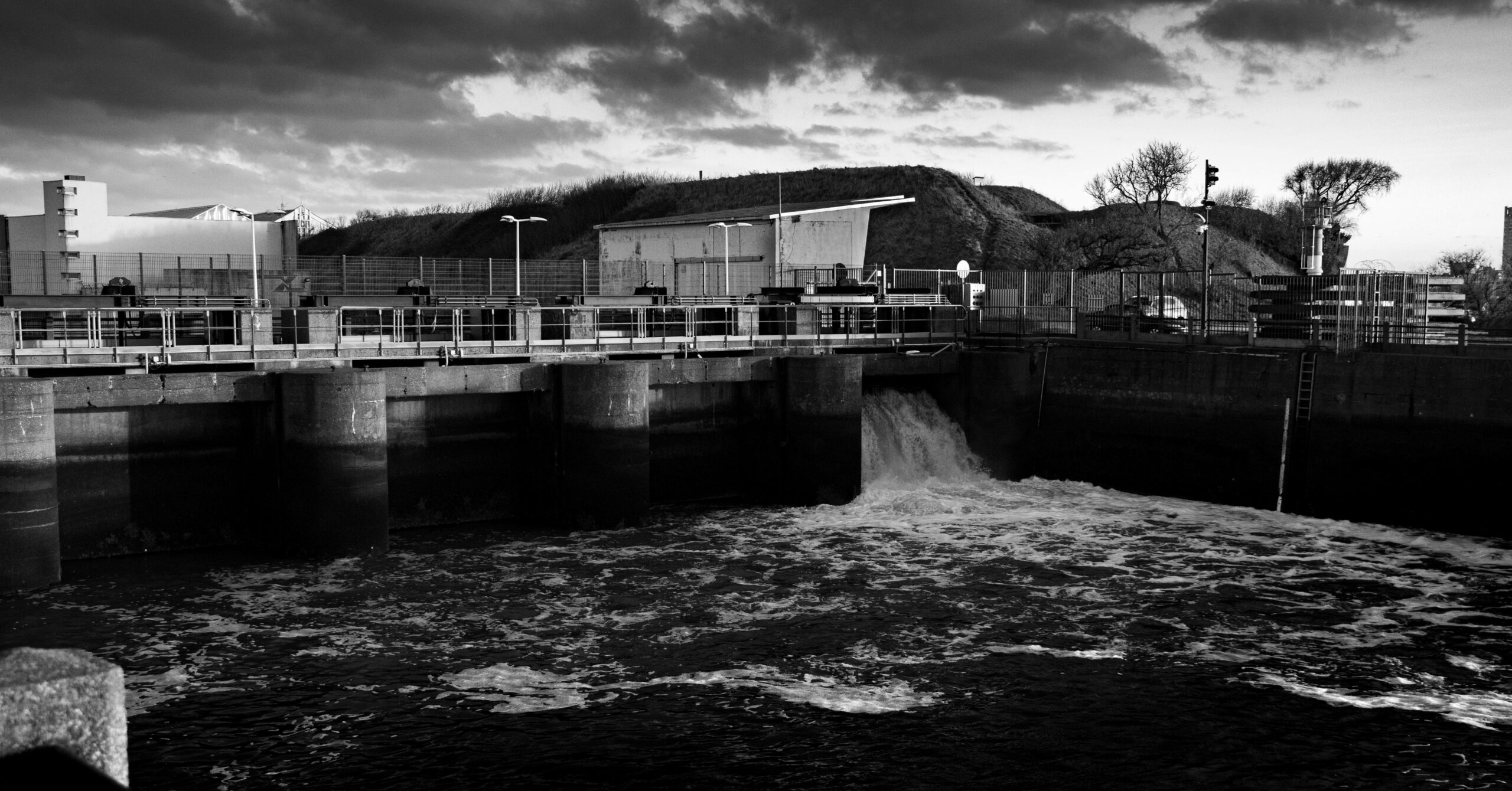 Ecluse du canal exutoire en fonctionnement relachant le surplus d'eau des terres